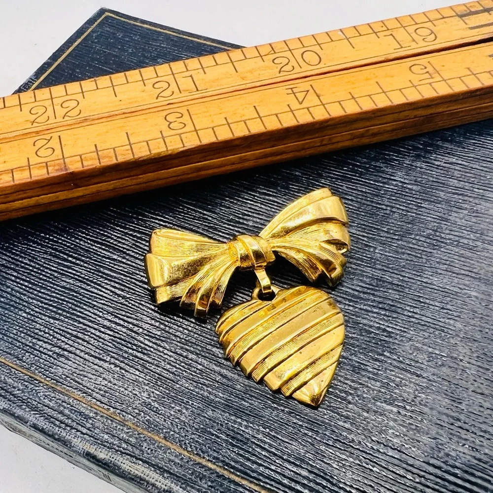 Vintage AVON brooch “I Love You Grandmother” message on back gold heart dangle